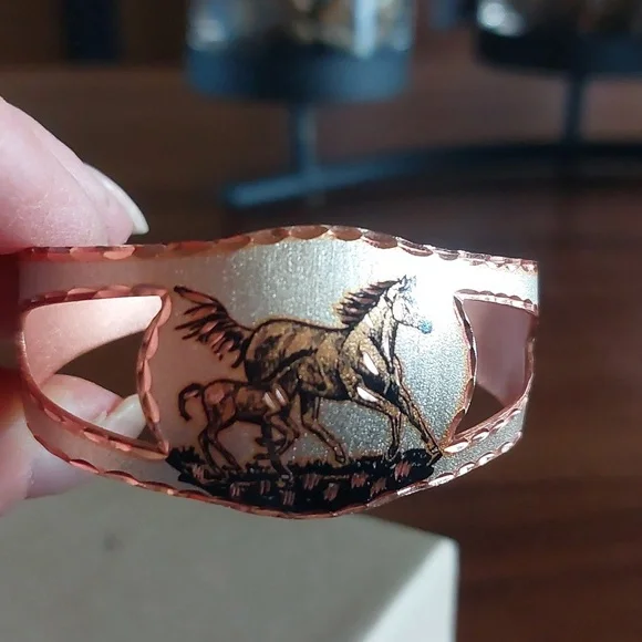 Diamond cut horse cuff bracelet- NWOT - Picture 6 of 6